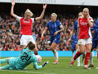 Lioness Leah Williamson tries to beat Chelsea stopper Hannah Hampton during the Barclays FA Women's Super League match between Arsenal and C...