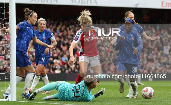 Chelsea's Hannah Hampton spills the ball during the Barclays FA Women's Super League match between Arsenal and Chelsea at the Emirates Stadi...