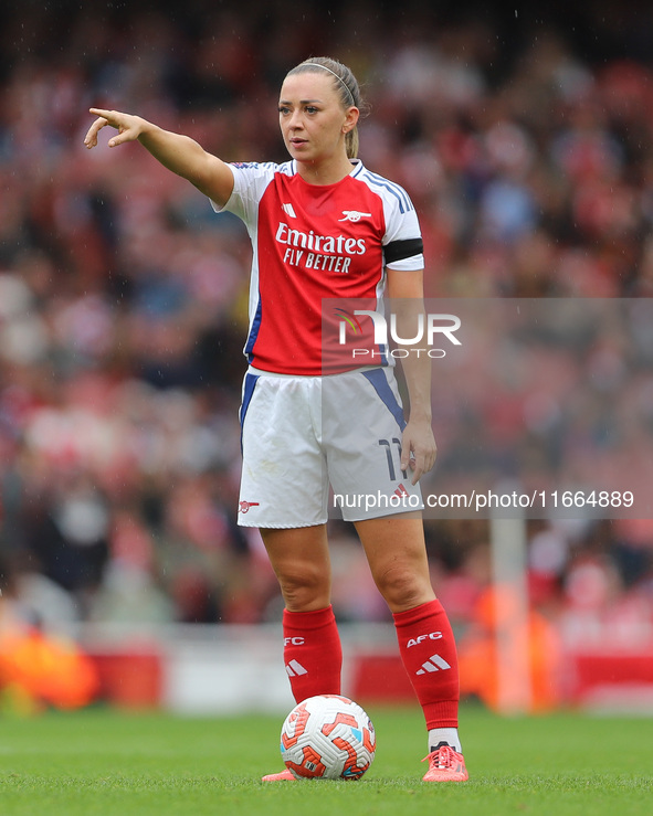 Katie McCabe of Arsenal gives direction during the Barclays FA Women's Super League match between Arsenal and Chelsea at the Emirates Stadiu...