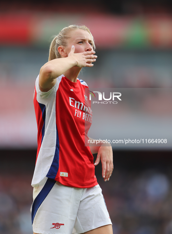 Leah Williamson thanks the fans after the Barclays FA Women's Super League match between Arsenal and Chelsea at the Emirates Stadium in Lond...