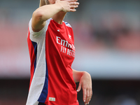 Leah Williamson thanks the fans after the Barclays FA Women's Super League match between Arsenal and Chelsea at the Emirates Stadium in Lond...