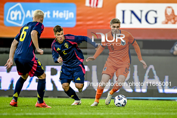 Sweden player Samuel Dahl and Netherlands player Kenneth Taylor participate in the match between Netherlands U21 and Sweden U21 at the Goffe...