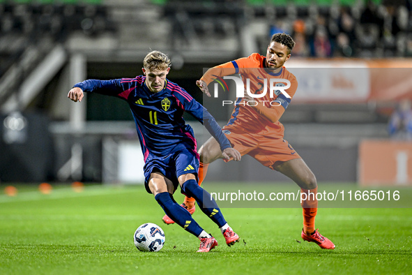 Sweden player Jacob Ondrejka and Netherlands player Devyne Rensch participate in the match between Netherlands U21 and Sweden U21 at the Gof...