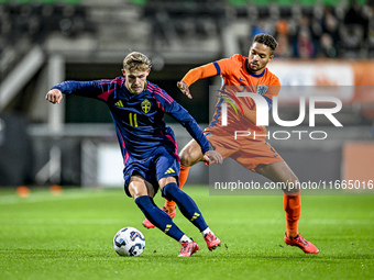 Sweden player Jacob Ondrejka and Netherlands player Devyne Rensch participate in the match between Netherlands U21 and Sweden U21 at the Gof...