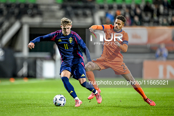 Sweden player Jacob Ondrejka and Netherlands player Devyne Rensch participate in the match between Netherlands U21 and Sweden U21 at the Gof...