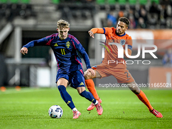 Sweden player Jacob Ondrejka and Netherlands player Devyne Rensch participate in the match between Netherlands U21 and Sweden U21 at the Gof...