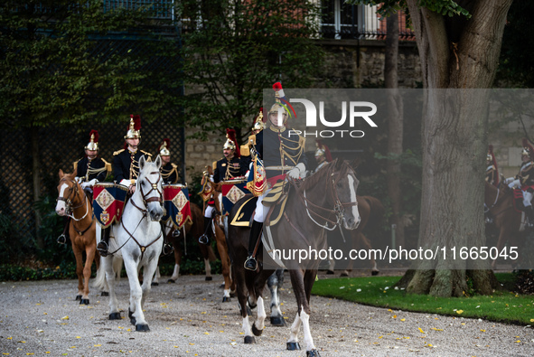 The garden of the Hotel de Matignon welcomes the Belgian sovereigns, King Philippe and Queen Mathilde, who are greeted by Premier Michel Bar...