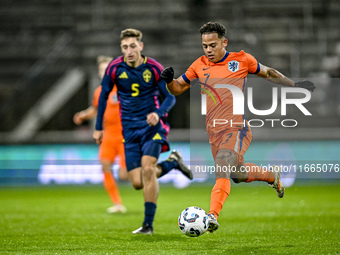 Sweden player Jonas Rouhi and Netherlands player Million Manhoef participate in the match between Netherlands U21 and Sweden U21 at the Goff...