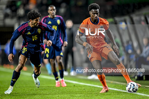 Sweden player Ahmed Qasem and Netherlands player Ezechiel Banzuzi participate in the match between Netherlands U21 and Sweden U21 at the Gof...