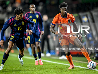 Sweden player Ahmed Qasem and Netherlands player Ezechiel Banzuzi participate in the match between Netherlands U21 and Sweden U21 at the Gof...