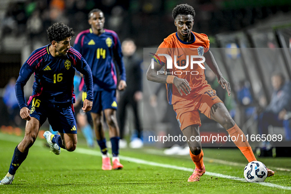 Sweden player Ahmed Qasem and Netherlands player Ezechiel Banzuzi participate in the match between Netherlands U21 and Sweden U21 at the Gof...