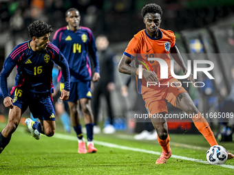 Sweden player Ahmed Qasem and Netherlands player Ezechiel Banzuzi participate in the match between Netherlands U21 and Sweden U21 at the Gof...