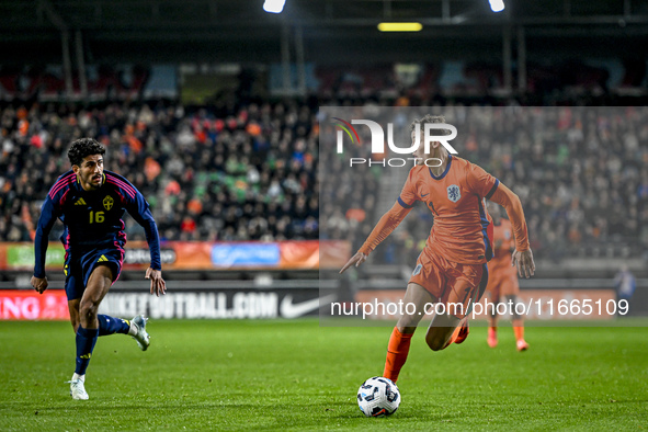 Sweden player Ahmed Qasem and Netherlands player Ruben van Bommel participate in the match between Netherlands U21 and Sweden U21 at the Gof...