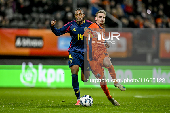 Sweden player Amar Fatah and Netherlands player Kenneth Taylor participate in the match between Netherlands U21 and Sweden U21 at the Goffer...