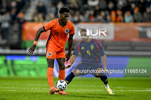 Netherlands player Ezechiel Banzuzi and Sweden player Jusef Erabi participate in the match between Netherlands U21 and Sweden U21 at the Gof...