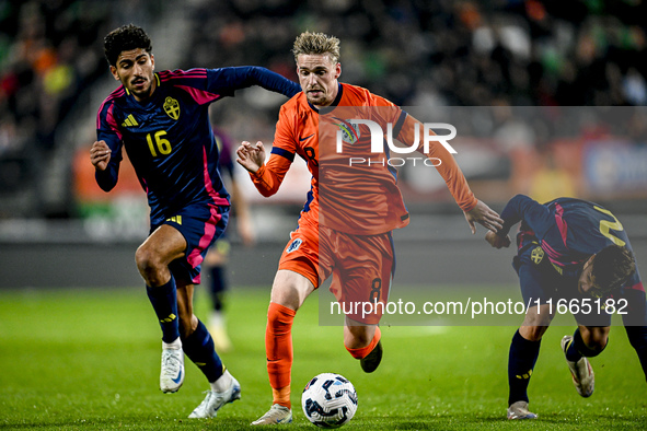 Sweden player Ahmed Qasem and Netherlands player Kenneth Taylor participate in the match between Netherlands U21 and Sweden U21 at the Goffe...