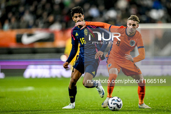 Sweden player Ahmed Qasem and Netherlands player Kenneth Taylor participate in the match between Netherlands U21 and Sweden U21 at the Goffe...