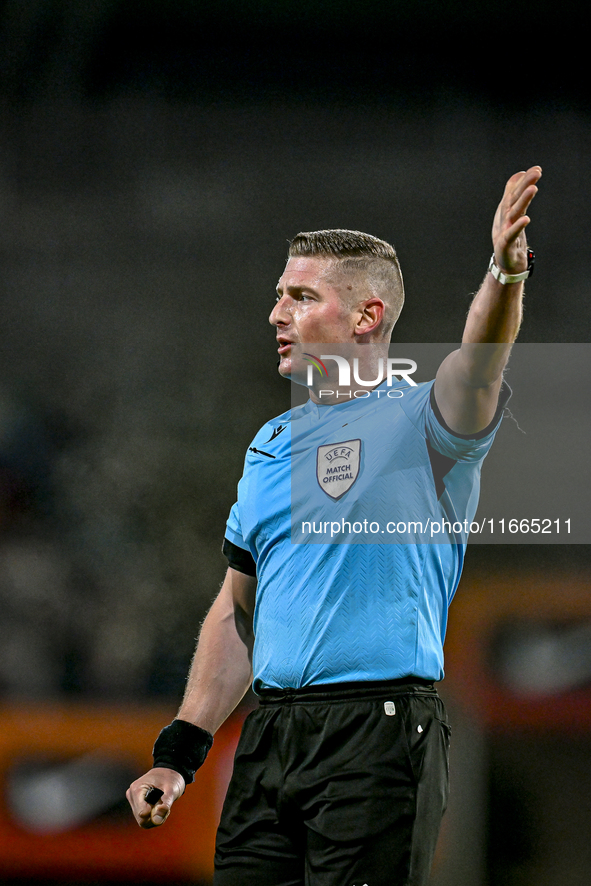 Referee Robert Jones officiates during the match between Netherlands U21 and Sweden U21 at the Goffertstadion for the Qualification EK 2025...