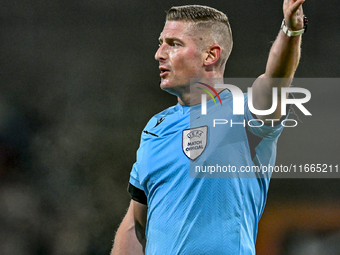 Referee Robert Jones officiates during the match between Netherlands U21 and Sweden U21 at the Goffertstadion for the Qualification EK 2025...