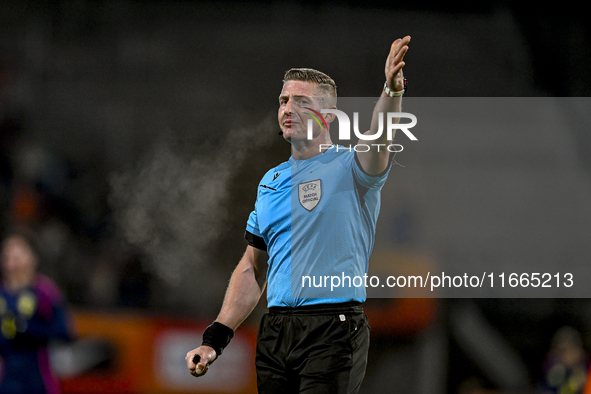 Referee Robert Jones officiates during the match between Netherlands U21 and Sweden U21 at the Goffertstadion for the Qualification EK 2025...