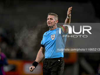 Referee Robert Jones officiates during the match between Netherlands U21 and Sweden U21 at the Goffertstadion for the Qualification EK 2025...