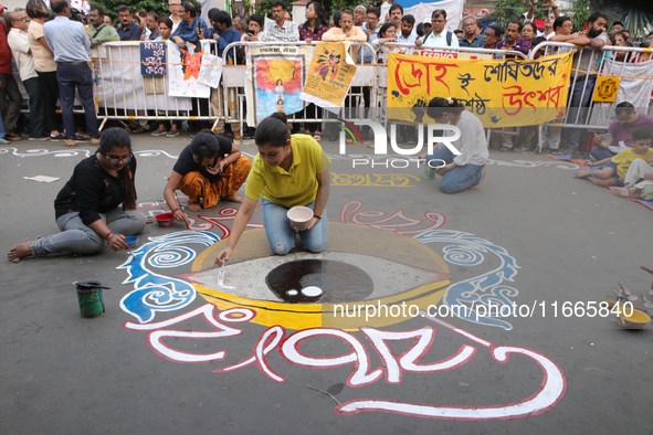 Doctors paint on the street at the protest site. Junior doctors continue their indefinite hunger strike for 211 hours, demanding justice for...