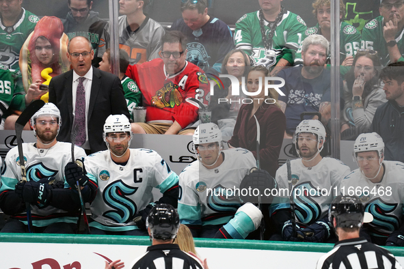 Seattle head coach Dan Bylsma and assistant coach Jessica Campbell are present during the NHL match between the Dallas Stars and the Seattle...