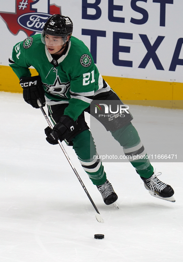 Jason Robertson #21 of the Dallas Stars controls the puck during the NHL match between the Dallas Stars and the Seattle Kraken at American A...