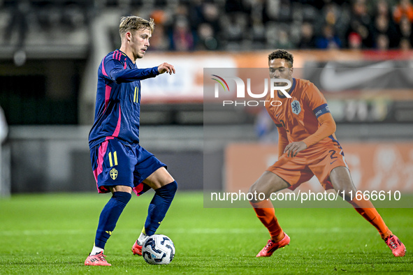 Sweden player Jacob Ondrejka and Netherlands player Devyne Rensch participate in the match between Netherlands U21 and Sweden U21 at the Gof...