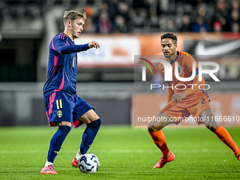 Sweden player Jacob Ondrejka and Netherlands player Devyne Rensch participate in the match between Netherlands U21 and Sweden U21 at the Gof...