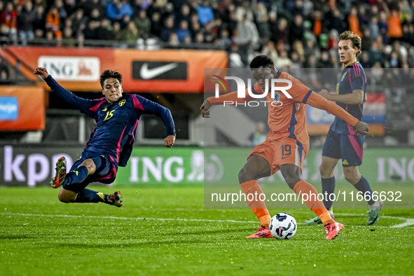 Sweden player Matteo Perez Vinlof and Netherlands player Noah Ohio participate in the match between Netherlands U21 and Sweden U21 at the Go...