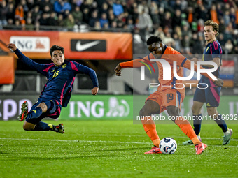 Sweden player Matteo Perez Vinlof and Netherlands player Noah Ohio participate in the match between Netherlands U21 and Sweden U21 at the Go...