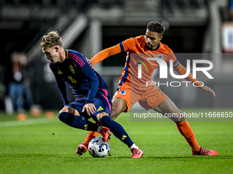 Sweden player Jacob Ondrejka and Netherlands player Devyne Rensch participate in the match between Netherlands U21 and Sweden U21 at the Gof...