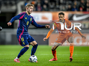 Sweden player Jacob Ondrejka and Netherlands player Devyne Rensch participate in the match between Netherlands U21 and Sweden U21 at the Gof...