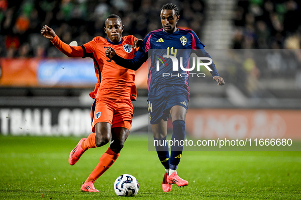 Netherlands player Ryan Flamingo and Sweden player Amar Fatah participate in the match between Netherlands U21 and Sweden U21 at the Goffert...