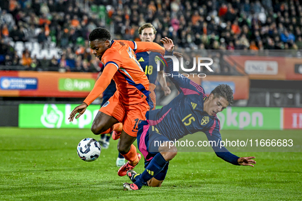 Netherlands player Noah Ohio and Sweden player Matteo Perez Vinlof participate in the match between Netherlands U21 and Sweden U21 at the Go...