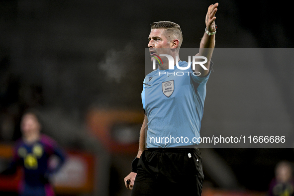 Referee Robert Jones officiates during the match between Netherlands U21 and Sweden U21 at the Goffertstadion for the Qualification EK 2025...