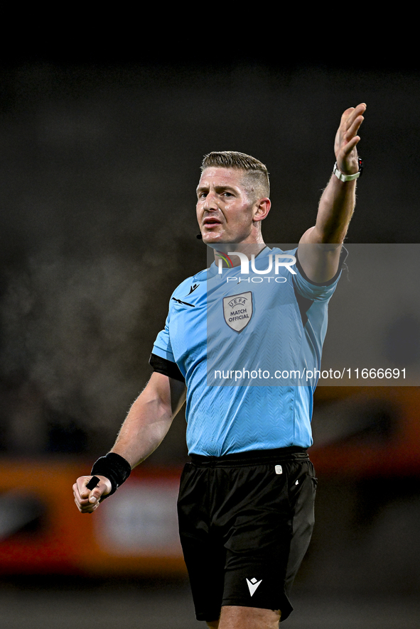 Referee Robert Jones officiates during the match between Netherlands U21 and Sweden U21 at the Goffertstadion for the Qualification EK 2025...