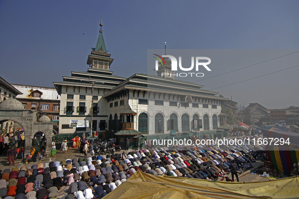 People offer congregational prayers during the annual festival of Saint Sheikh Abdul Qadir Jeelani (RA) in Srinagar, Kashmir, on October 15,...