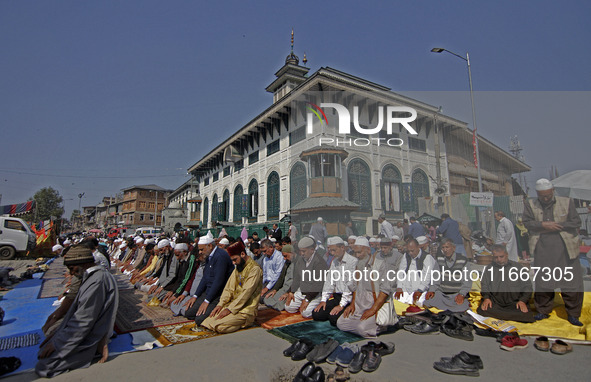 People offer congregational prayers during the annual festival of Saint Sheikh Abdul Qadir Jeelani (RA) in Srinagar, Kashmir, on October 15,...