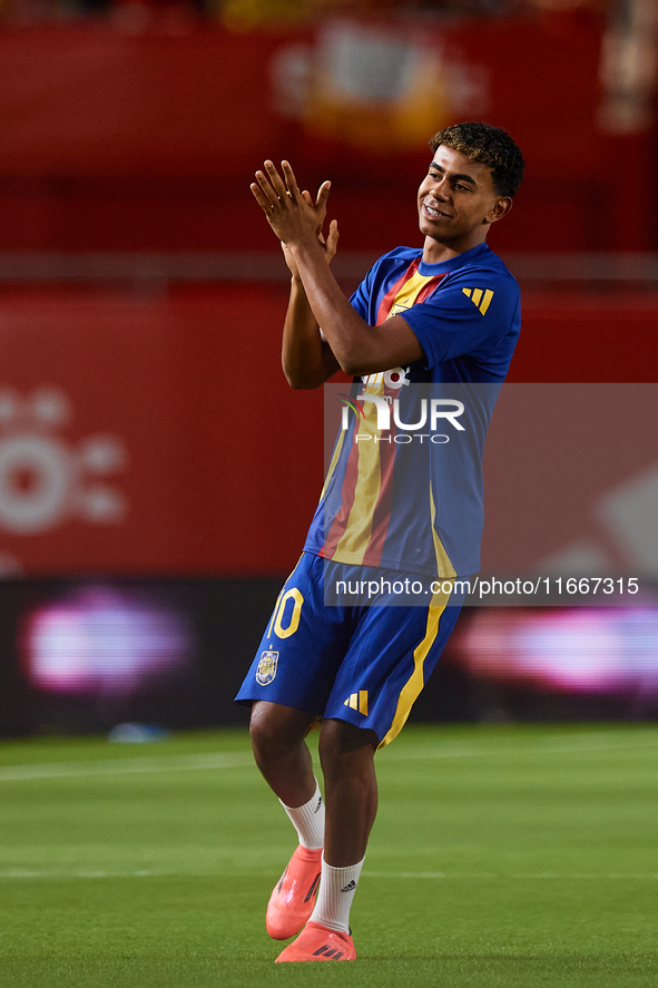 Lamine Yamal of Spain applauds before the UEFA Nations League 2024/25 League A Group A4 game between Spain and Denmark at Enrique Roca stadi...