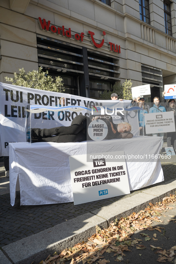 Singer Sarah Connor lies in a mini-aquarium and protests with PETA activists in front of a TUI travel agency for the release of orca whales...