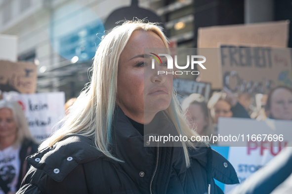 Singer Sarah Connor lies in a mini-aquarium and protests with PETA activists in front of a TUI travel agency for the release of orca whales...