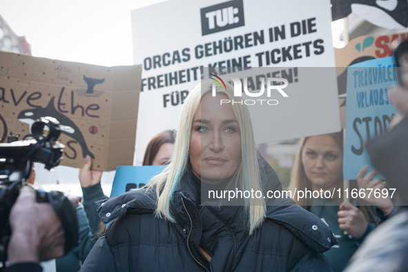 Singer Sarah Connor lies in a mini-aquarium and protests with PETA activists in front of a TUI travel agency for the release of orca whales...