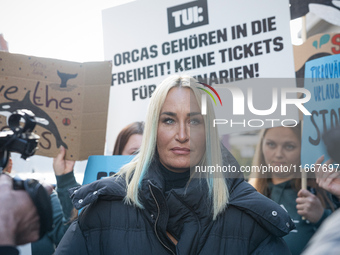 Singer Sarah Connor lies in a mini-aquarium and protests with PETA activists in front of a TUI travel agency for the release of orca whales...