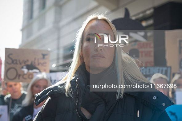 Singer Sarah Connor lies in a mini-aquarium and protests with PETA activists in front of a TUI travel agency for the release of orca whales...