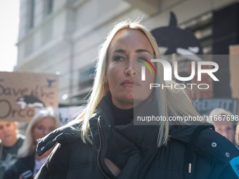 Singer Sarah Connor lies in a mini-aquarium and protests with PETA activists in front of a TUI travel agency for the release of orca whales...