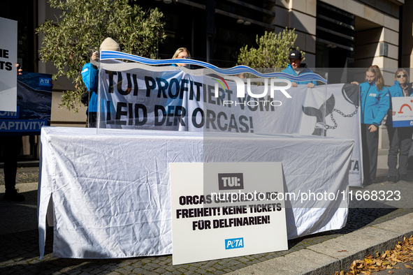 Singer Sarah Connor lies in a mini-aquarium and protests with Peta activists in front of a Tui travel agency for the release of orca whales...