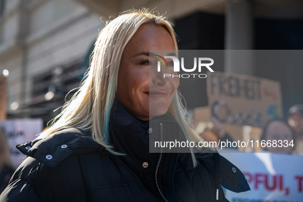 Singer Sarah Connor lies in a mini-aquarium and protests with Peta activists in front of a Tui travel agency for the release of orca whales...