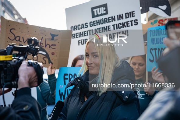 Singer Sarah Connor lies in a mini-aquarium and protests with Peta activists in front of a Tui travel agency for the release of orca whales...